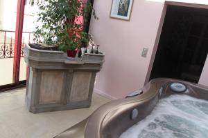 Posezení v ubytování Chambres et table d'hôtes Saint Nicolas, maisonnettes individuelles dans propriété privée