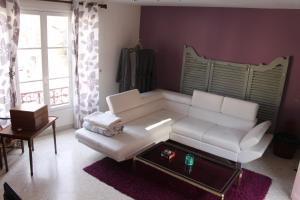 Posezení v ubytování Chambres et table d'hôtes Saint Nicolas, maisonnettes individuelles dans propriété privée
