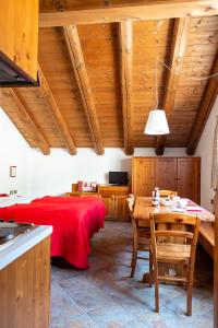 uma cozinha e sala de jantar com uma mesa num quarto em Residence Monterosa em Macugnaga