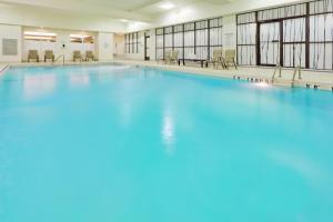 une grande piscine d'eau bleue dans l'établissement Holiday Inn Toronto Downtown Centre, an IHG Hotel, à Toronto