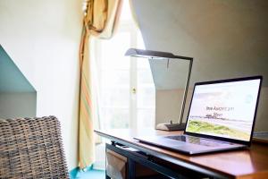 TV a/nebo společenská místnost v ubytování Hotel Landhaus an de Dün