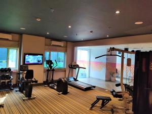un gimnasio con varios equipos de ejercicio en una habitación en Ginger Bangalore- Whitefield, en Bangalore
