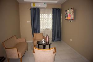 Μια τηλεόραση ή/και κέντρο ψυχαγωγίας στο Kislas Luxury Hotel +10 φωτογραφίες