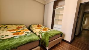 1 Schlafzimmer mit 2 Betten und einem Schrank in der Unterkunft Amplio y Cómodo Depto. 6 Personas in Salta