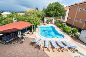 Bazén v ubytovaní Apartman 1 Paola alebo v jeho blízkosti