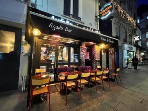 A restaurant or other place to eat at Hostel Du Globe