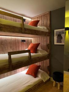 a room with three bunk beds in it at Baqueira321 Ubicación Privilegiada. in Baqueira-Beret