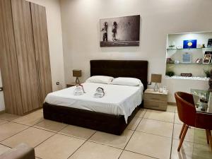 una camera da letto con un letto con due scarpe sopra di SantAntida Bed and Breakfast a Caserta