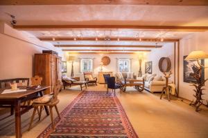 a living room with a couch and a table at Refugium Tilliach in Huben