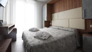 Ένα ή περισσότερα κρεβάτια σε δωμάτιο στο Hotel Ambasciatori