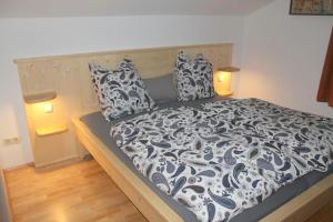Postel nebo postele na pokoji v ubytování Ferienwohnung Nitzinger