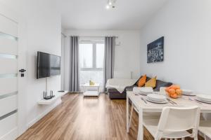Televízia a/alebo spoločenská miestnosť v ubytovaní Warsaw City Travel Apartments