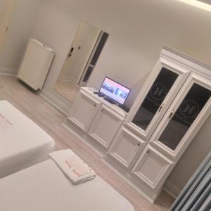 Habitación con ordenador portátil en la parte superior de una puerta en Hotel Konti, en Korçë