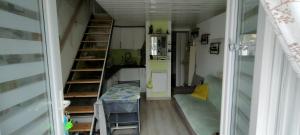 Habitación pequeña con escalera en una casa pequeña en Studio avec terrasse à 300m de la plage, en Fleury