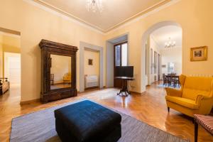 a living room with a mirror and a couch at Duomo Luxury House in Florence