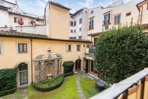- Vistas al patio de un edificio con puerta en Duomo Luxury House by Mmega, en Florencia
