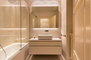 un baño con lavabo y ducha en Duomo Luxury House by Mmega, en Florencia 25 fotos más