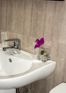 Kislas Luxury Hotel tesisinde bir banyo