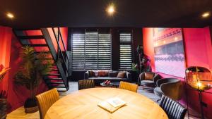 een eetkamer met een houten tafel en stoelen bij Oldschool Hotel in Winterswijk