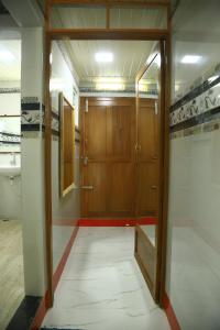 - un couloir avec une porte en bois dans l'établissement MSP Amma Cottage, à Munnar