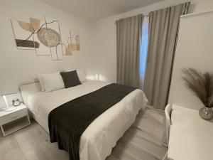 En eller flere senge i et værelse på Stylish City View Apartment * Bellela *