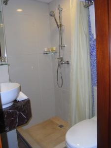 Ένα μπάνιο στο Oriental Lander Hotel