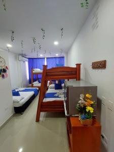 1 dormitorio con 2 literas y ventana en Hotel SARALI, en Doradal