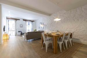 uma sala de jantar e sala de estar com mesa e cadeiras em The Rentals Collection - Spirit em San Sebastián