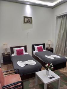 Postel nebo postele na pokoji v ubytování Downtown Inn