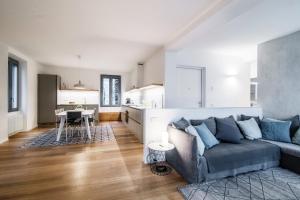 a living room with a couch and a kitchen at Ortensie & Oleandri al Lago - by MyHomeInComo in Argegno