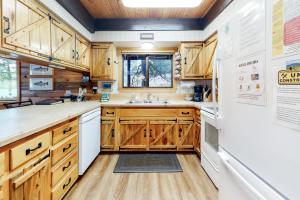 A kitchen or kitchenette at The Water's Edge