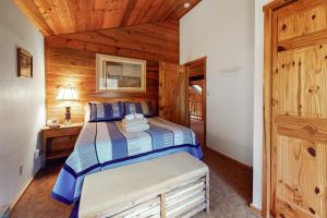 A bed or beds in a room at The Water's Edge