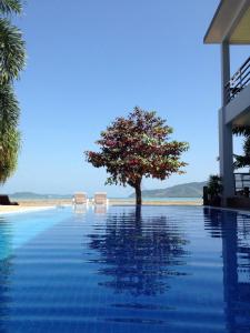 Chalong Beach Front Residence tesisinde veya buraya yakın yüzme havuzu