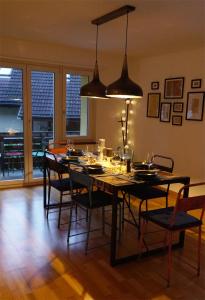 uma sala de jantar com mesa e cadeiras em Interlaken City Apartments em Interlaken