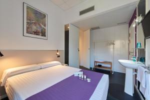 Habitación de hotel con cama y lavabo en Hostal Mayerling Centro, en Barcelona