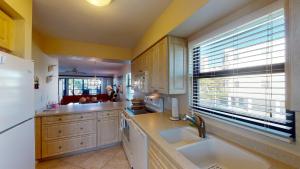 Kuchyň nebo kuchyňský kout v ubytování Prime Location I Free Beach Access Directly Across The Street