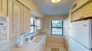 Kuchyň nebo kuchyňský kout v ubytování Prime Location I Free Beach Access Directly Across The Street