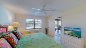 TV a/nebo společenská místnost v ubytování Prime Location I Free Beach Access Directly Across The Street + 13 fotografií