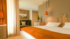 Rúm í herbergi á Superior Hotel Tirolerhof - Zell am See