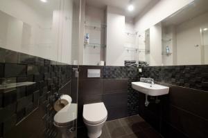 ビャウィストクにあるAPARTVIP Grochowaのトイレと洗面台付きのバスルーム