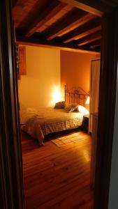 een slaapkamer met een bed in de hoek van een kamer bij La Silla de la Reina in Navarredonda de Gredos