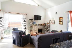 Una sala de estar con sofás y chimenea. en Da Mata Kite&Surf House, en Lajares
