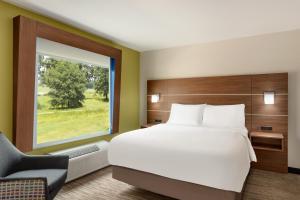 En eller flere senger på et rom på Holiday Inn Express & Suites Searcy, an IHG Hotel