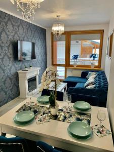Televízia a/alebo spoločenská miestnosť v ubytovaní Apartament Rysy ApartamentyZakopianskie Basen Sauna Jacuzzi