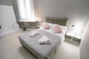 a bedroom with a bed with towels on it at Villa Calipso in Mondello