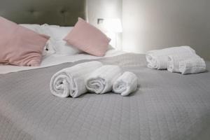a group of white towels on a bed at Villa Calipso in Mondello