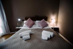 a bedroom with a bed with two towels on it at Villa Calipso in Mondello