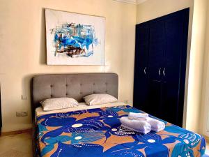 1 dormitorio con 1 cama y una pintura en la pared en Sab 8 - Amazing view. 2 bedrooms in front of the mosque Hassan. Perfect location, en Casablanca