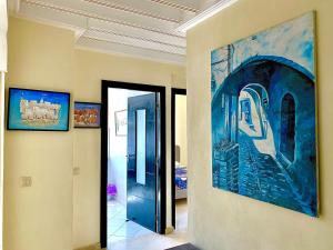 um corredor com um quadro azul na parede em Sab 8 - Amazing view. 2 bedrooms in front of the mosque Hassan. Perfect location em Casablanca