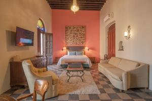 Un dormitorio con una cama, un sofá y una mesa. en Hotel Posada del Hidalgo - Balderrama Hotel Collection, en El Fuerte